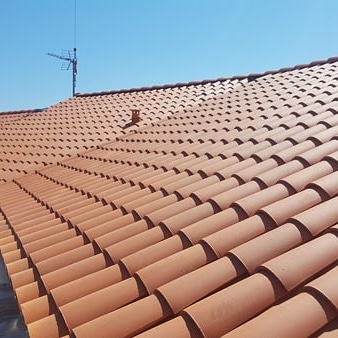 Réfection complète de toiture avec installation de tuiles neuves