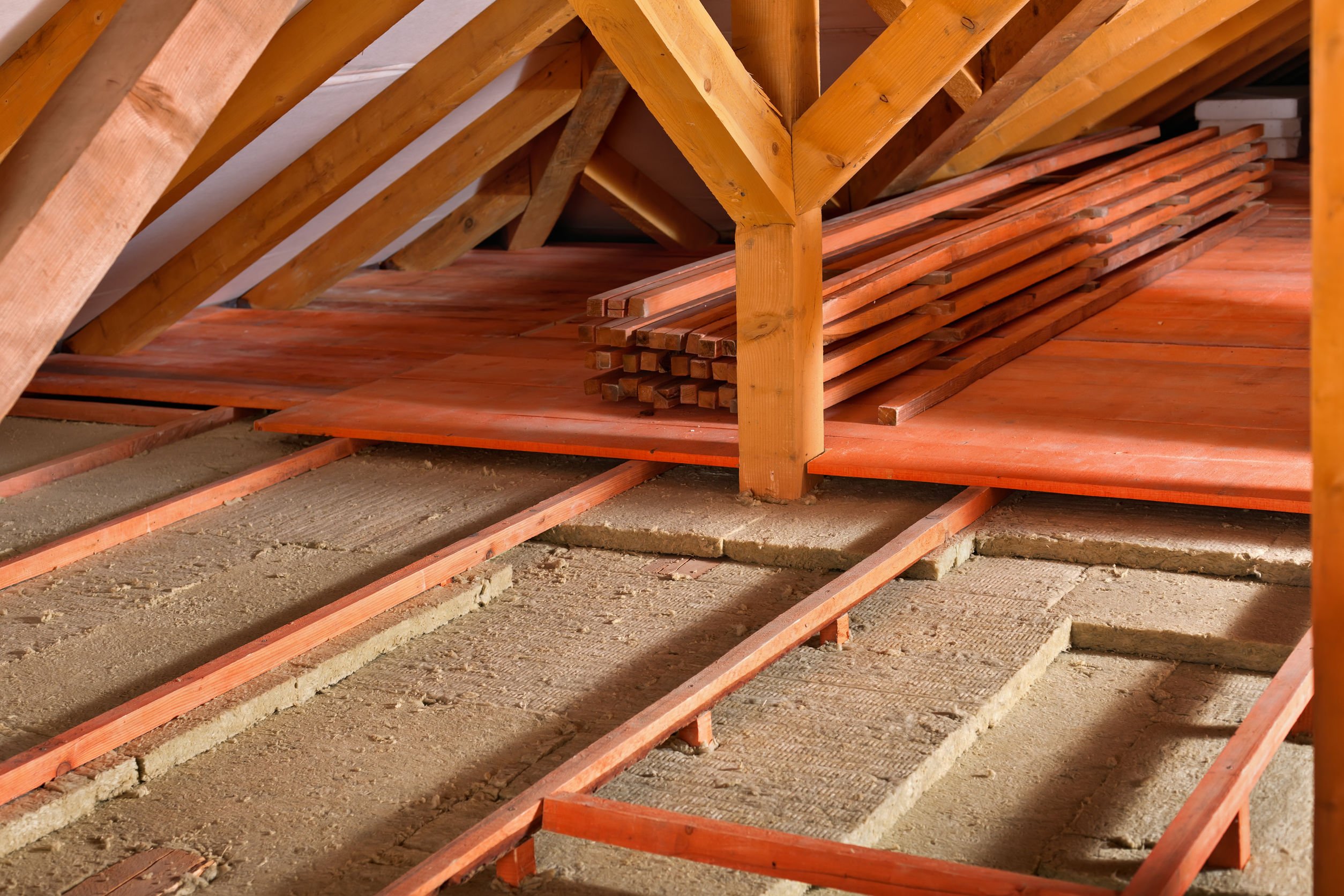 Isolation-du-plancher-des-combles-dune-maison-avec-un-isolant-en-panneau-à-base-de-laine-minréale.