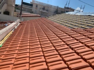 Travaux en cours de réfection partielle sur toiture d'immeuble