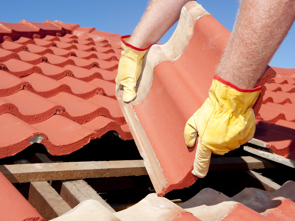 Installation dernière tuile pour un client dans l'eure