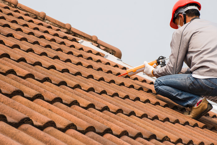 Finition d'étanchéité sur toiture neuve