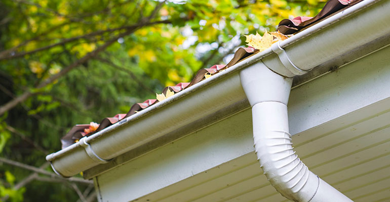 Installation de gouttières en PVC sur maison