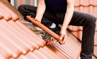 Pose de tuiles neuves sur couverture neuve