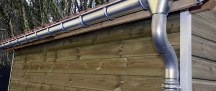 pose de gouttières neuve en zinc sur chalet de jardin
